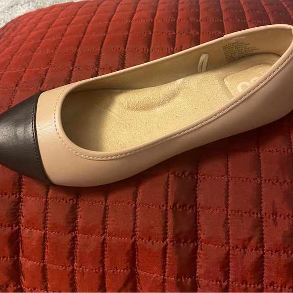 SO Women's Black and Cream Flats - Picture 3 of 6